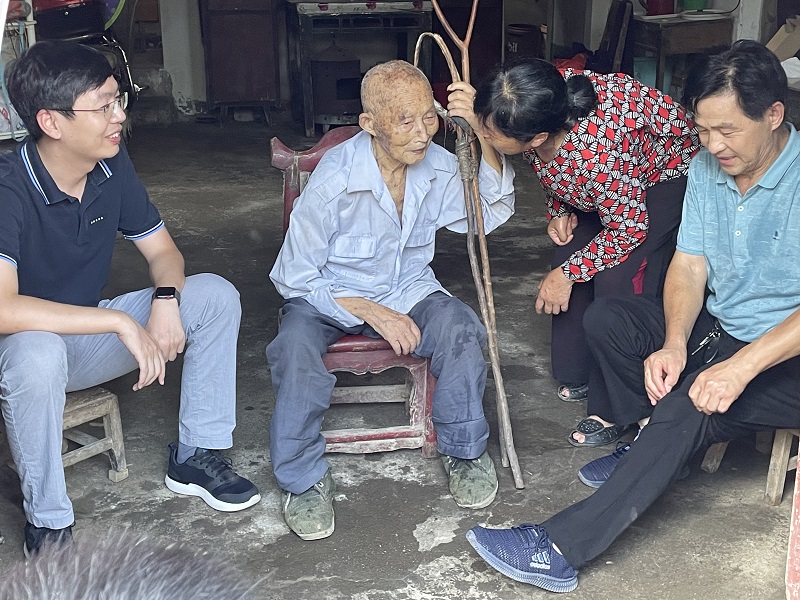 區(qū)人大代表、集團(tuán)副總馮小龍走訪潘塘福利院為老人送關(guān)懷